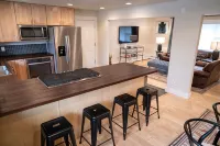 CLEAN, easy checkout. Close to downtown Bozeman, hiking, skiing, and MSU. - 4-Star