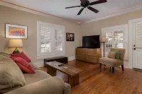 Charming One-Story 3BR 3BA Home Just Off The Oxford Square! Deck and Porch! - Homestays