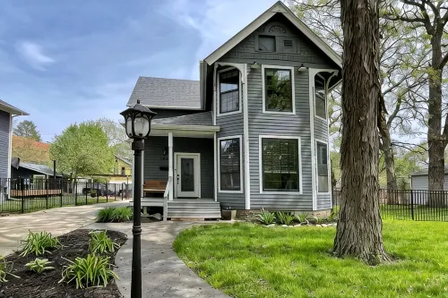 Charming Historic Home with Modern Comforts ~Near Drake and Downtown!! - Bungalows