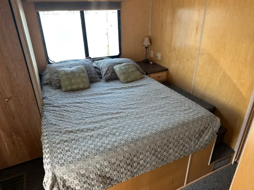 Fully Equipped Docked Houseboat at Log Pond Marina in Havre de Grace, MD. - 3-Star