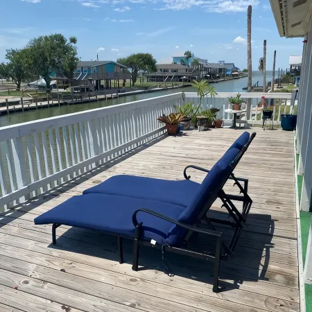 Charming 2-bedroom waterfront house with dock, AC, and WiFi in Rockport Texas