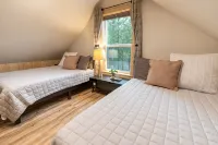 Cozy cabin retreat w/hot tub less than 5 mi to Mt Rainier NP - 샬레 호텔