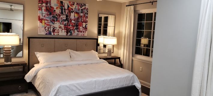 LUXURY MAIN ST. CONDO WITH BALCONY Ξενοδοχεία στην πόλη Γκρίνβιλ