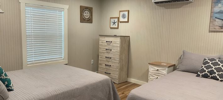 Cute cabin in nice quiet secluded area close to the water, The Coves Golf course Hotels in Delaware County
