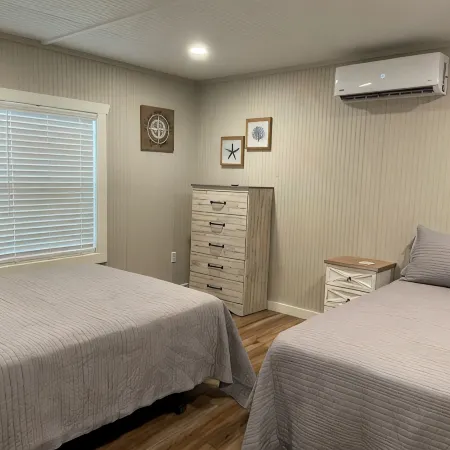 Cute cabin in nice quiet secluded area close to the water, The Coves Golf course