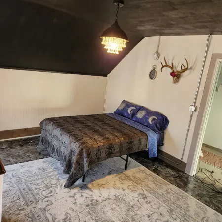 Enjoy the top floor of this victorian house With two suites & a bonus bedroom