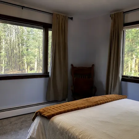 Creek side retreat and breathtaking views! Moments from hunting and fishing!