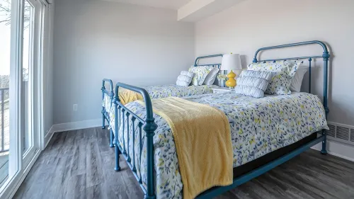 Quaint house on the bluffs overlooking the  scenic Missouri River. - Homestays