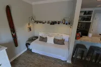 Lakefront Walkout Condo in StillWaters – Stunning Views & Prime Location! - 홈스테이