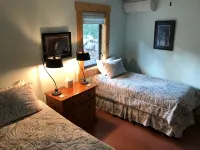 Private, upscale, riverfront cabin, sleeps 6; amazing amenities to dazzle - Chalets