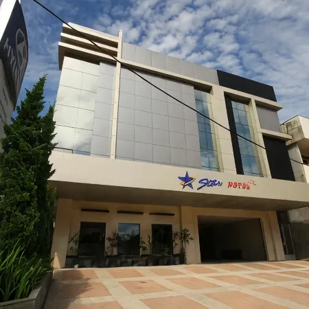 Star Hotel Pontianak Отели рядом с достопримечательностью «Памятник Digulis»