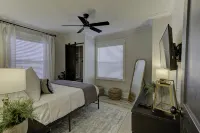 Chic 2BR Midtown Retreat: Your Gateway to Memphis Magic! - Apartments