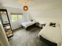 Cosy 2 bedroom detached home in Bromley with secure off-street parking - 4-Star