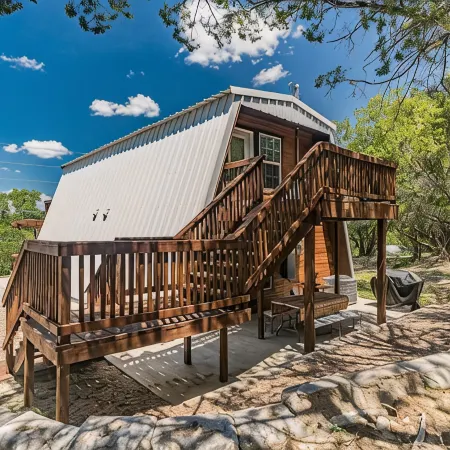 Lake Access / Pool / Private Patio / BBQ  / WiFi / Free Parking / Self Check-in