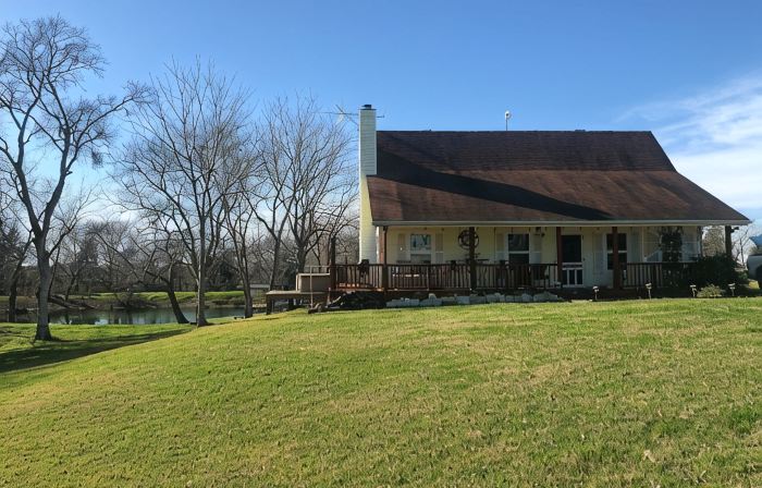 Country home located near Bellville/Sealy only 60 minutes from Houston, Tx