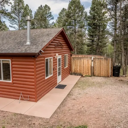 Cheerful 1-bedroom cabin with hot tub