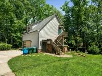 Studio above a detached garage away from main house on a private lot. - WiFi