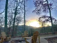 Mountaintop View 1.5 miles from downtown. Hot Tub, WiFi, Fireplace - Chalets