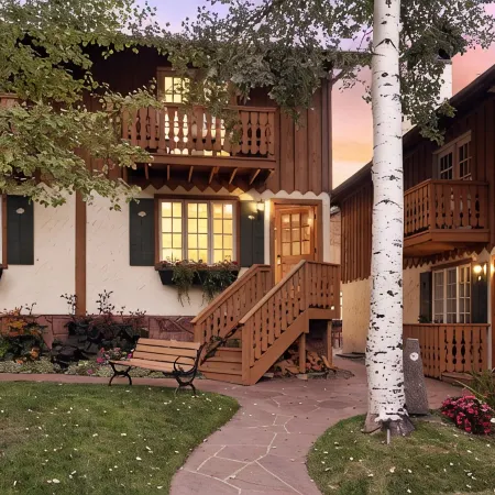 Deluxe private townhome minutes walk to Aspen Mountain skiing and downtown!