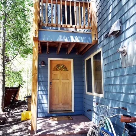 Bright w/ High Ceilings & Deck - 2 Blocks from Elk in Quiet Corner of Town w/EV!