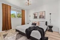 Stylish Drumheller Retreat: Steps from the Red Deer River! - Homestays