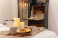 Vintage Vogue: Your Stylish Suite with Wi-Fi, Netflix, and Parking! - Apartments