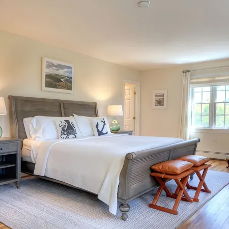 Heated Salt Pool - 10 Minutes to Newport, 5 to Beaches, Parking for 6