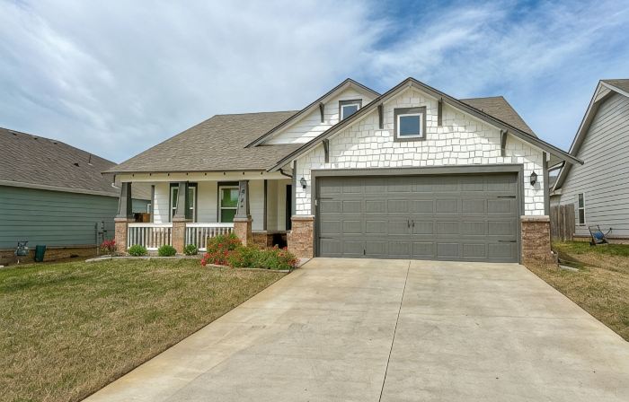 Minutes from Tulsa!  Come relax with the family in this pet friendly home