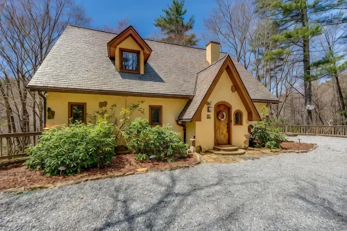 ONCE UPON A STREAM- Storybook cottage on stream, perfect for family gatherings. - gimnasio