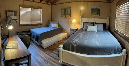 Charming 4-bedroom chalet with lake access in enchanting Innsbrook. - Chalets