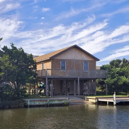 Waterfront, Dog friendly, & private boat ramp
