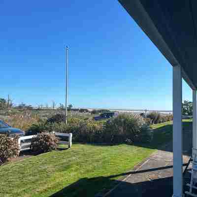 Charming 2 bedroom condo on Private Beach by Outer Most Marina Others