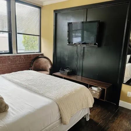 Cozy 2-Bedroom Suite w/ King Bed