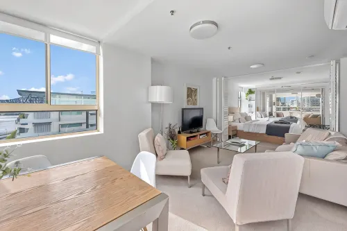 Wow! ~ Skyline City, Water + Story Bridge Views - 3-Star