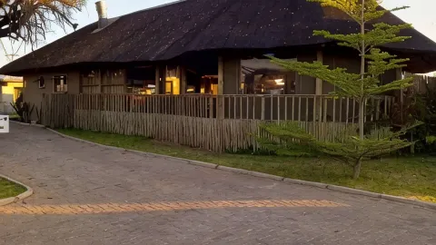Tlou Safari Lodge in คาซาเน