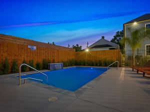 Brand New 4 Br w Pool by Hosteeva