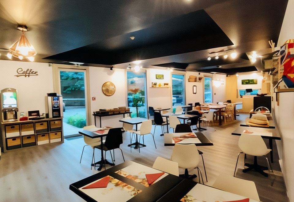 스탠딩 호텔 스위트 바이 액티수스