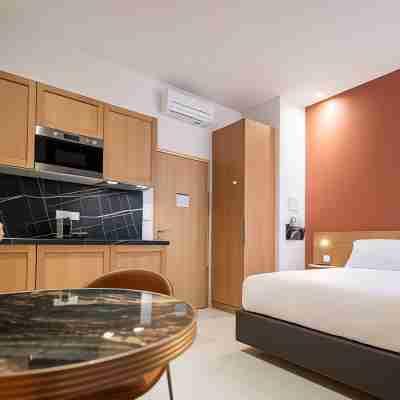 Corner-Set Cholet Centre Rooms