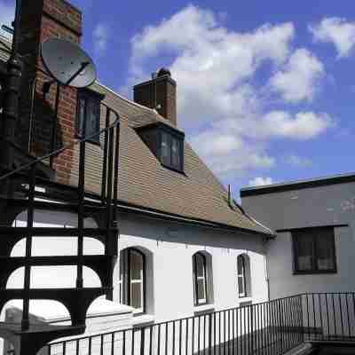 Marlborough Arms Hotel Exterior