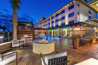Hotel Indigo SPRING – WOODLANDS AREA by IHG - Swimmingpools