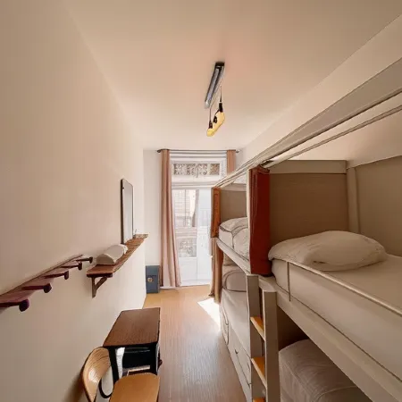 Georges Hostel & Café