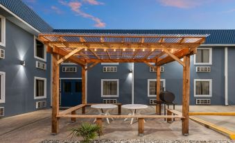 Super 8 by Wyndham Buffalo