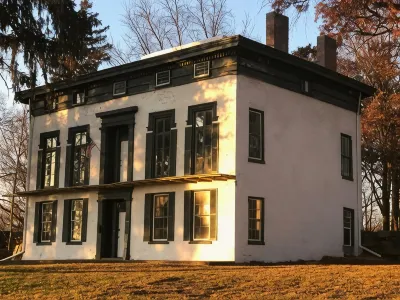 Historic McDonald Airbnb Hotels in 