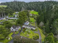 Dennen's Victorian Farmhouse Hotels in Elk