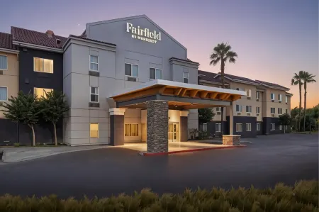 Fairfield Inn & Suites San Bernardino Отели рядом с достопримечательностью «Costco Gas Station»