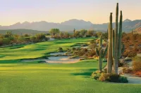 Walk distance to Old Town Scottsdale. Heated pool,spa,ground lvl unit,Maya Codos