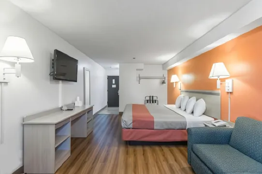 Motel 6 Lawrence, KS