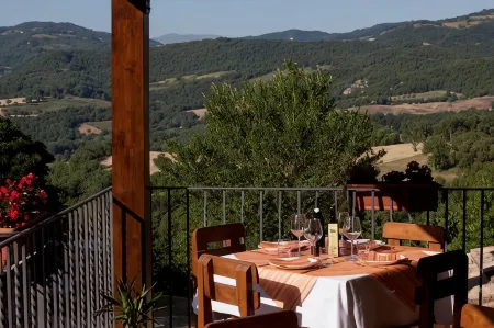 Agriturismo il Castello Отели рядом с достопримечательностью «Duomo di San Rufino»