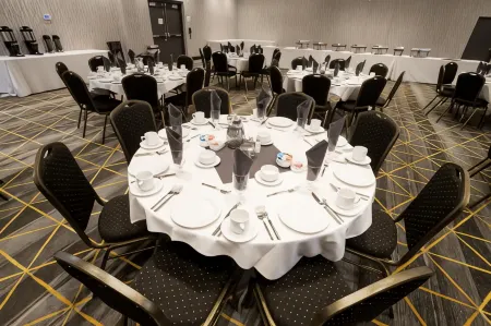 Holiday Inn & Suites Kalamazoo West Отели в г. Плейнуэлл