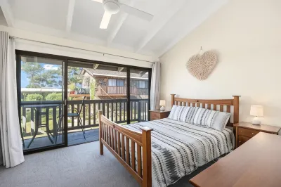 Ocean Cove - Cosy Retreat Steps from Beach & Cafes